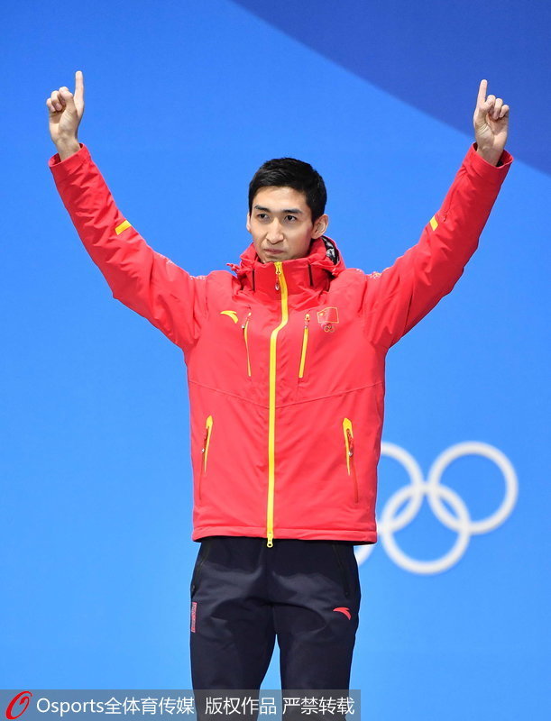 武大靖获短道速滑500米金牌 领奖台上手指国旗