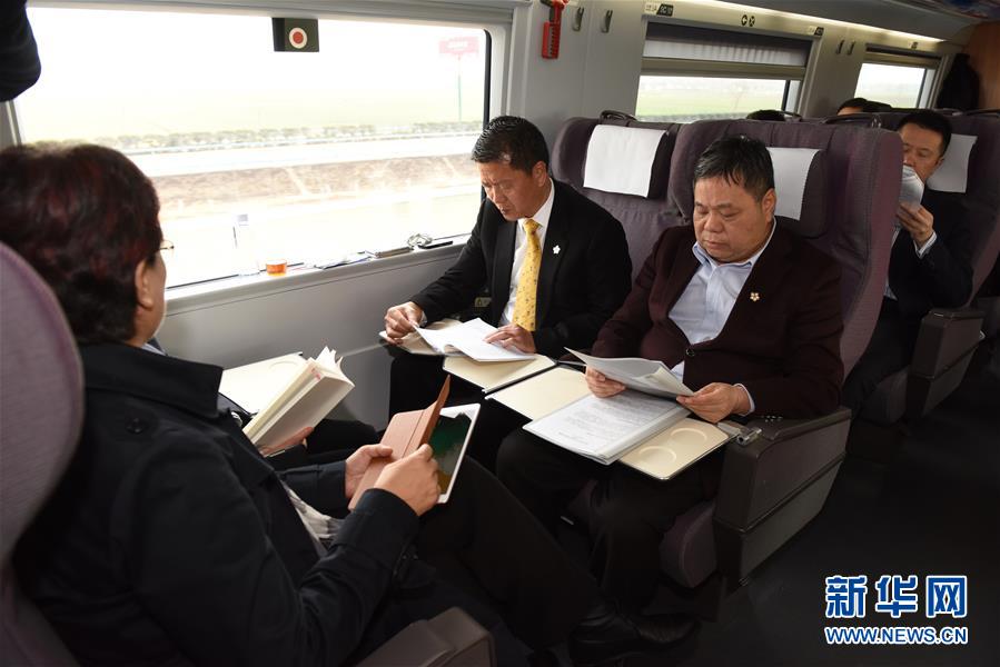 （两会·图文互动）（3）港区全国人大代表和政协委员首次集体乘高铁抵京参会
