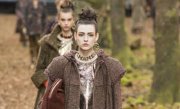（国际）（4）巴黎时装周：香奈儿发布秋冬女装成衣新品
