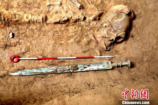 陕西发现秦人墓葬出土完整铜剑及透明液体（图）