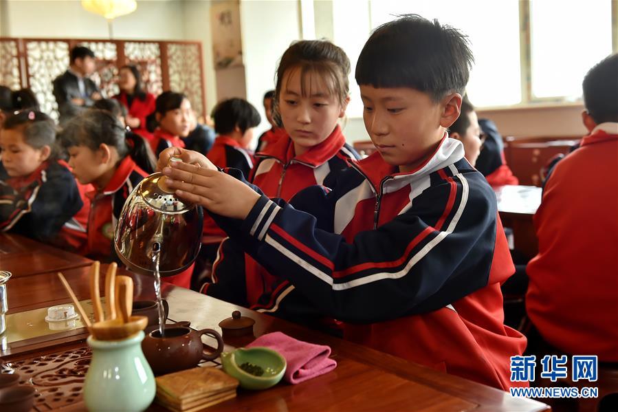 3月29日,学生们在太原市示范性综合实践基地内上茶艺课.