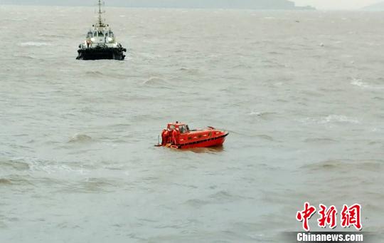 浙江舟山北部水域一散货船沉没13人落水