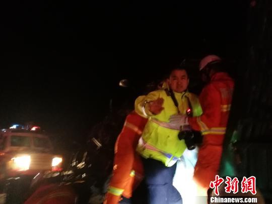 新疆消防装甲车“勇斗”九级狂风营救11名被困群众
