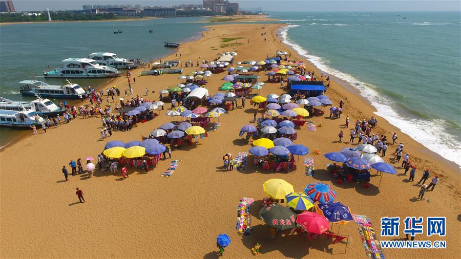 4月21日,游人在海南博鳌玉带滩旅游.新华社发(蒙钟德 摄)