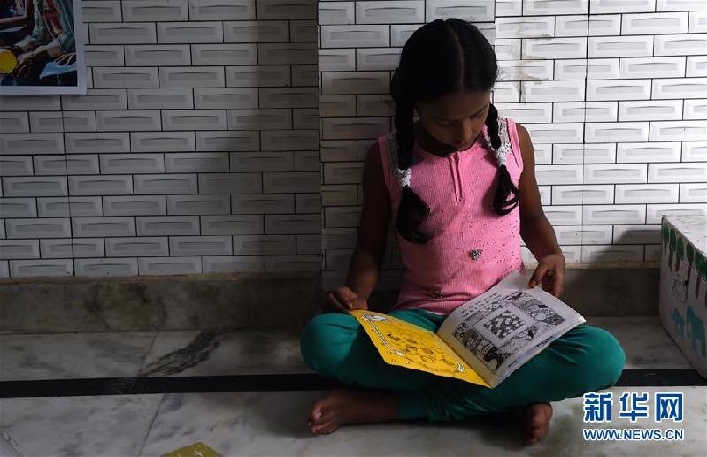 （国际·世界读书日·图文互动）（1）印度努力改善贫困儿童阅读条件