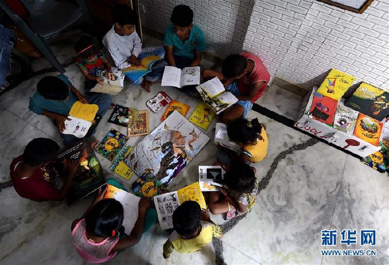 （国际·世界读书日·图文互动）（2）印度努力改善贫困儿童阅读条件