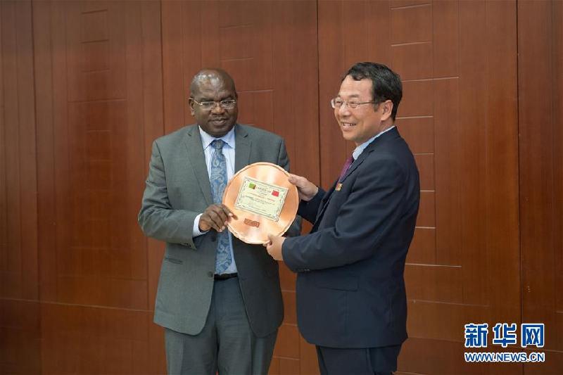 （XHDW）中国医疗队获赞比亚政府“医疗合作勋章”
