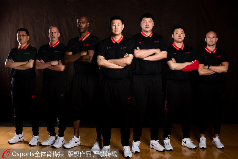 中国男篮红队官方写真 李楠率众将亮相