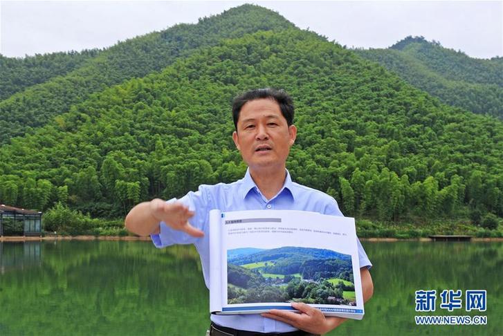 6月2日,安吉县余村党支部书记潘文革在讲述余村创建国家5a级旅游景区