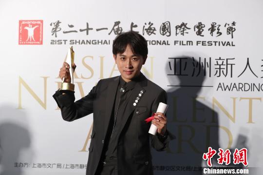 中国演员丁溪鹤夺得亚洲新人奖最佳男演员。　张亨伟 摄