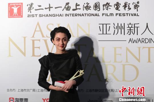 伊朗演员内嘉尔·莫加达姆夺得亚洲新人奖最佳女演员。　张亨伟 摄