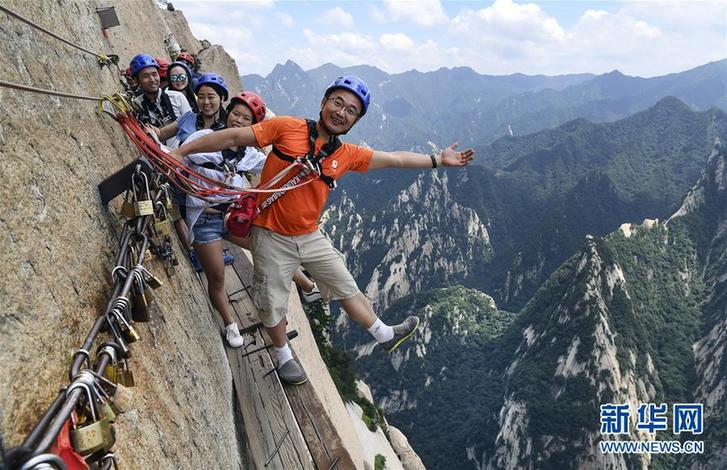 华山长空栈道:勇敢者峭壁上的旅游