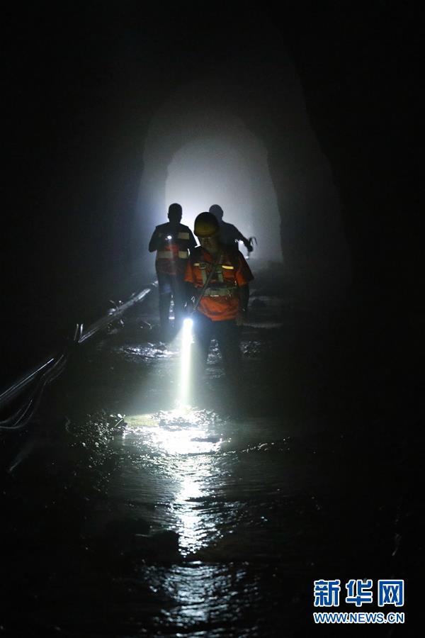 （图片故事）（4）隧道守护者 忙碌在汛期