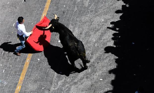 （国际）（1）墨西哥小镇举行传统奔牛节