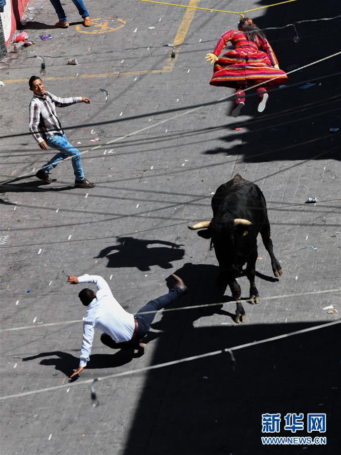 （国际）（4）墨西哥小镇举行传统奔牛节