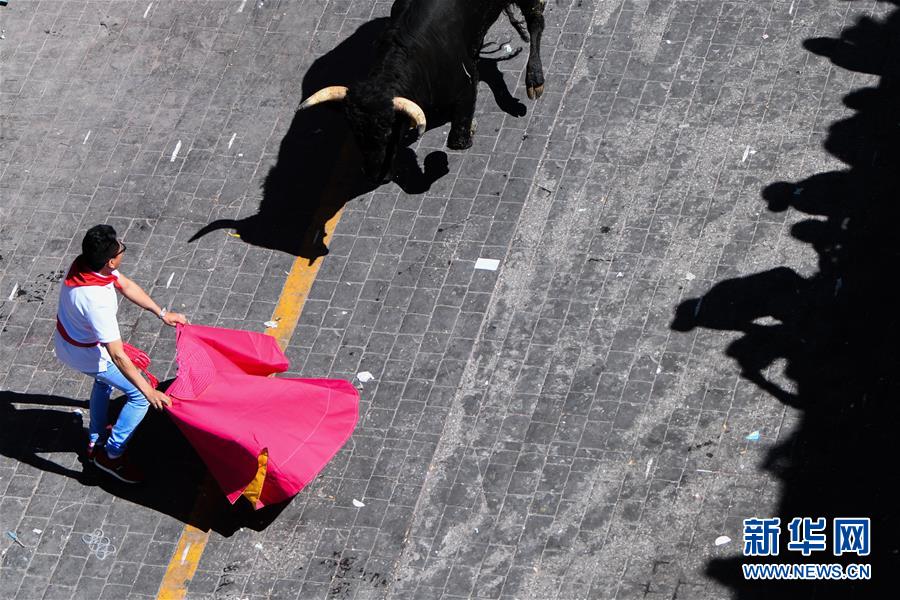 （国际）（5）墨西哥小镇举行传统奔牛节