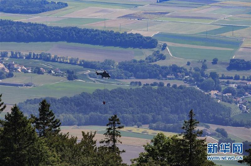 （国际）（1）瑞士空军出动直升机为高山牧场送水