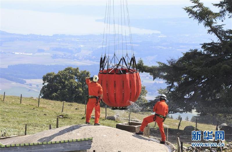 （国际）（3）瑞士空军出动直升机为高山牧场送水