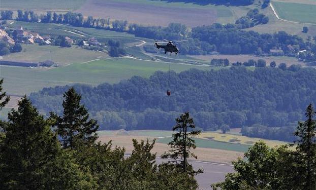 （国际）（1）瑞士空军出动直升机为高山牧场送水