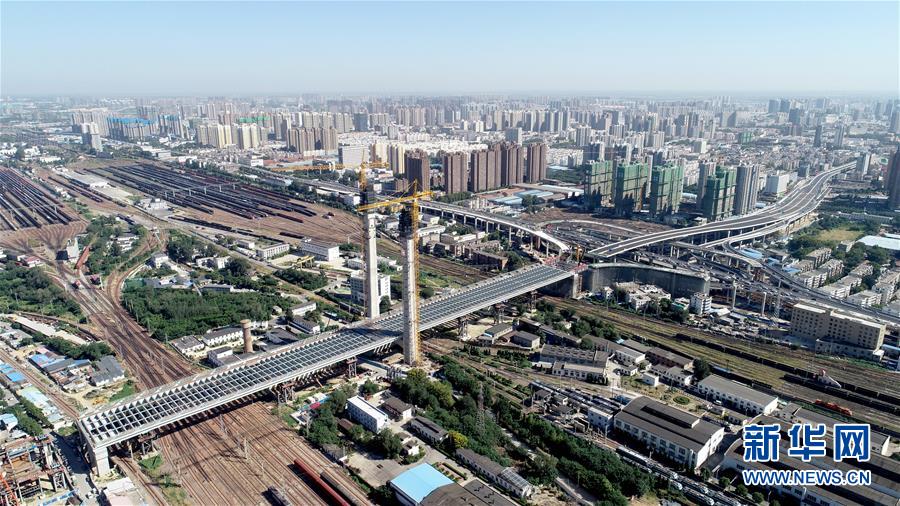 （经济）（1）郑州郑北大桥钢梁顶推成功