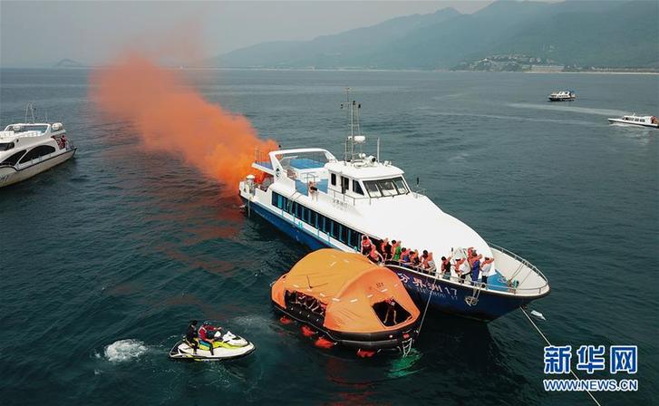 （社会）（2）海南陵水举行船舶消防救生演习