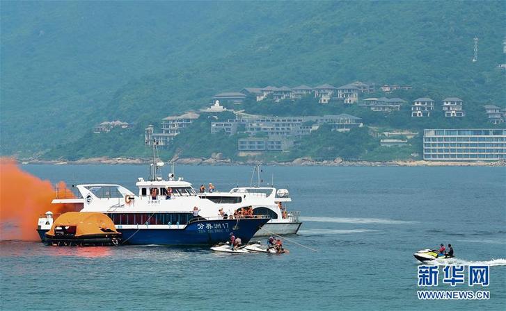（社会）（3）海南陵水举行船舶消防救生演习