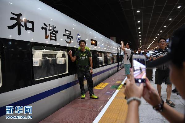 （社会）（2）香港段投入运营 广深港高铁全线开通运营