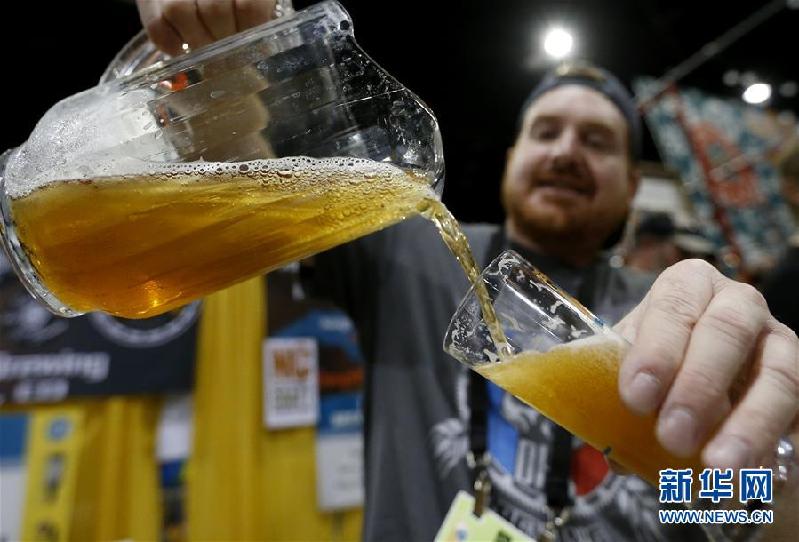 （国际）（3）四千余种啤酒亮相美国啤酒节