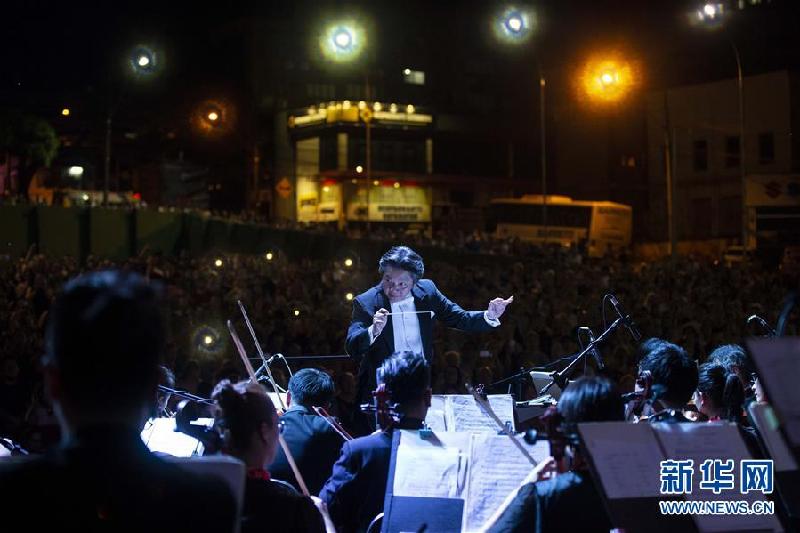 （国际）（1）巴西伊瓜苏举行“万里共婵娟”交响音乐会