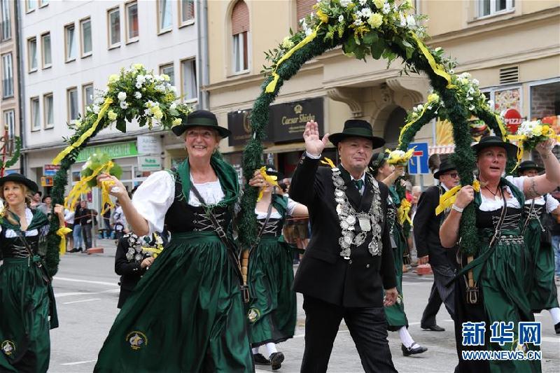 （国际）（3）第185届慕尼黑啤酒节举行盛装游行