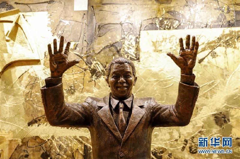 （国际）（1）联合国总部迎来南非前总统曼德拉像