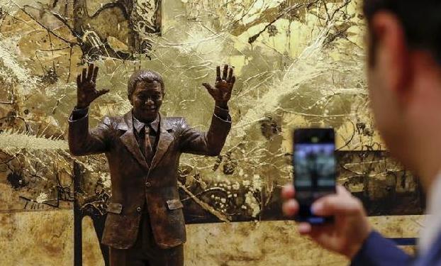 （国际）（3）联合国总部迎来南非前总统曼德拉像