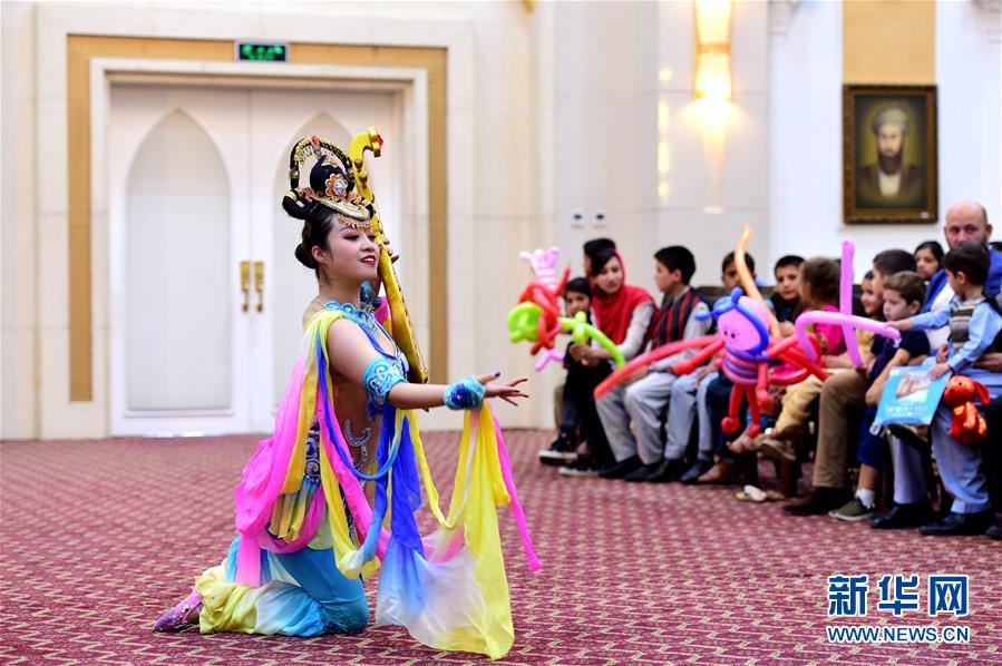 （国际）（1）中国杂技为阿富汗孤儿带来欢乐