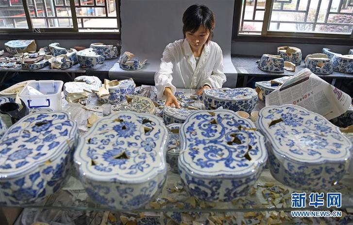 （文化）（1）景德镇御窑古瓷碎片“复原”陶瓷传奇