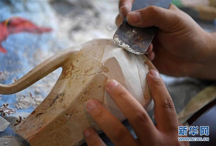 （文化）（3）景德镇御窑古瓷碎片“复原”陶瓷传奇