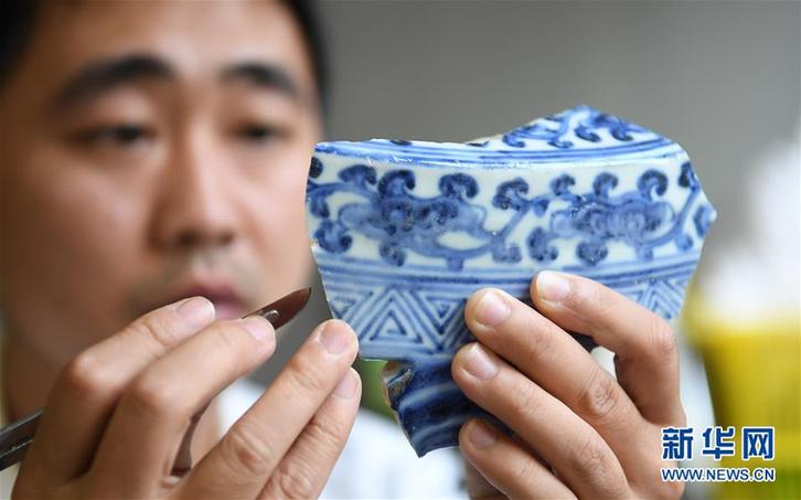 （文化）（2）景德镇御窑古瓷碎片“复原”陶瓷传奇