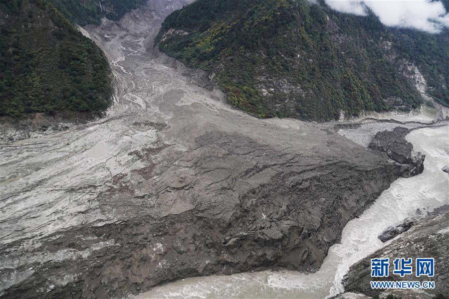 （社会）（3）新华社记者空中直击雅鲁藏布江堰塞湖自然过流