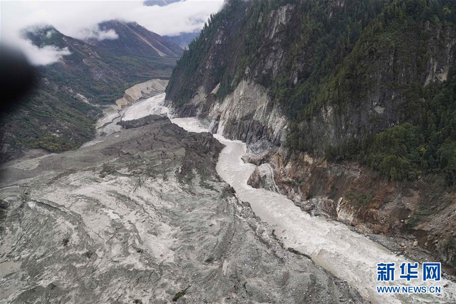 （社会）（5）新华社记者空中直击雅鲁藏布江堰塞湖自然过流
