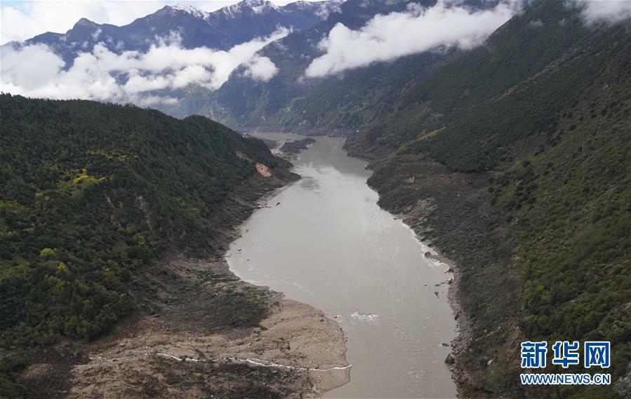 （社会）（10）新华社记者空中直击雅鲁藏布江堰塞湖自然过流