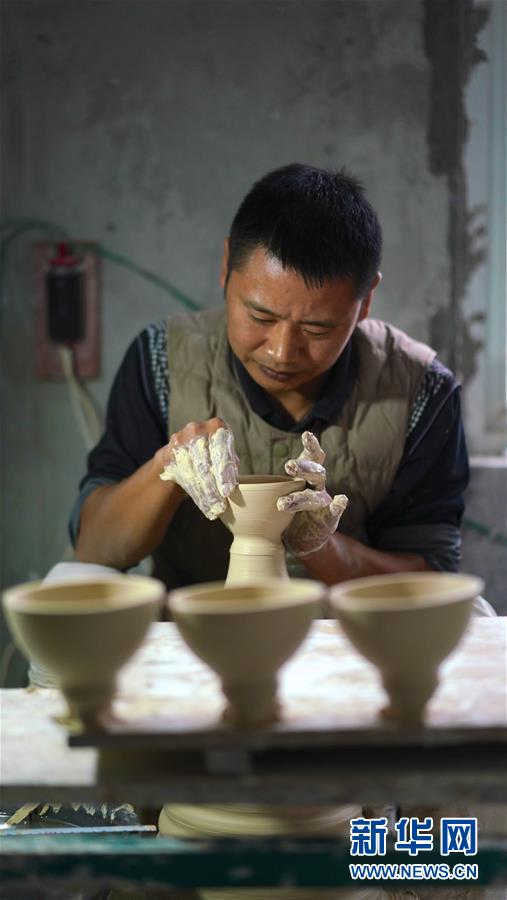 （社会）（3）一只“蛋壳瓷”茶杯背后的工匠