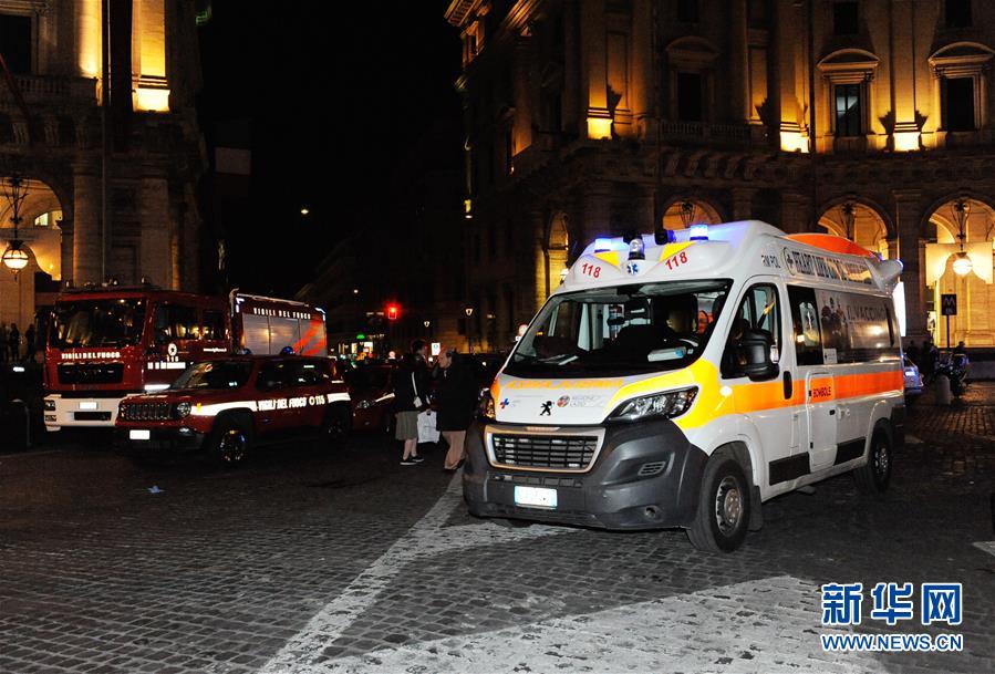 （国际）（2）罗马一地铁站自动扶梯发生事故20人受伤
