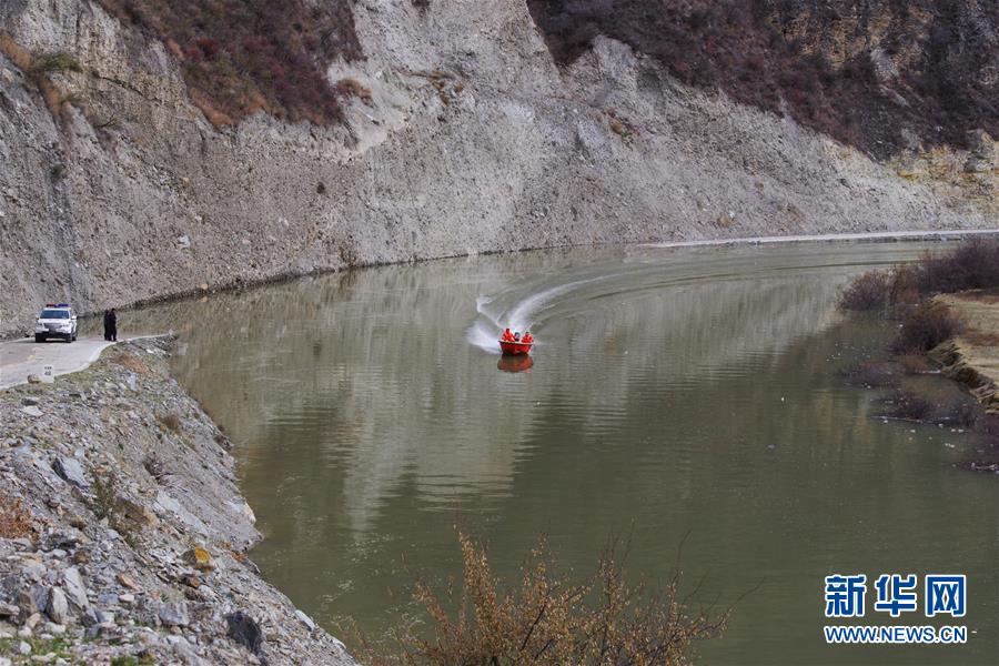 （图文互动）（1）金沙江堰塞湖水位仍在上涨　施工人员实施泄流槽开挖作业