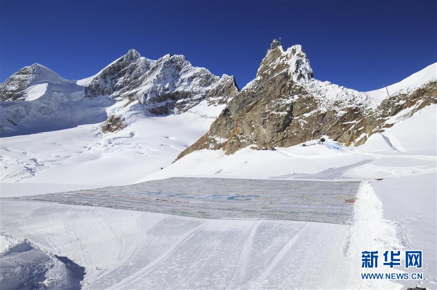 （国际）（5）冰川上出现“世界最大明信片”