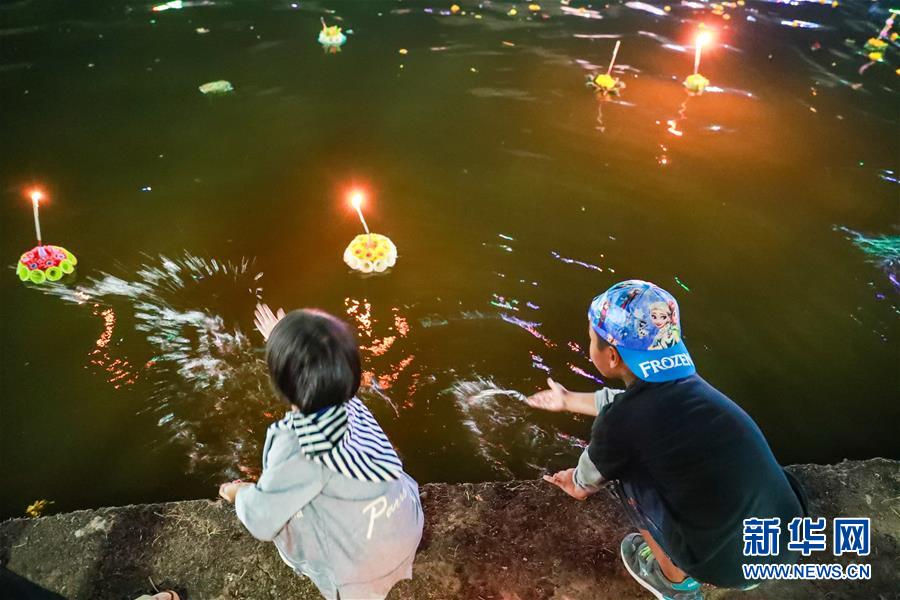 （国际）泰国民众庆祝水灯节