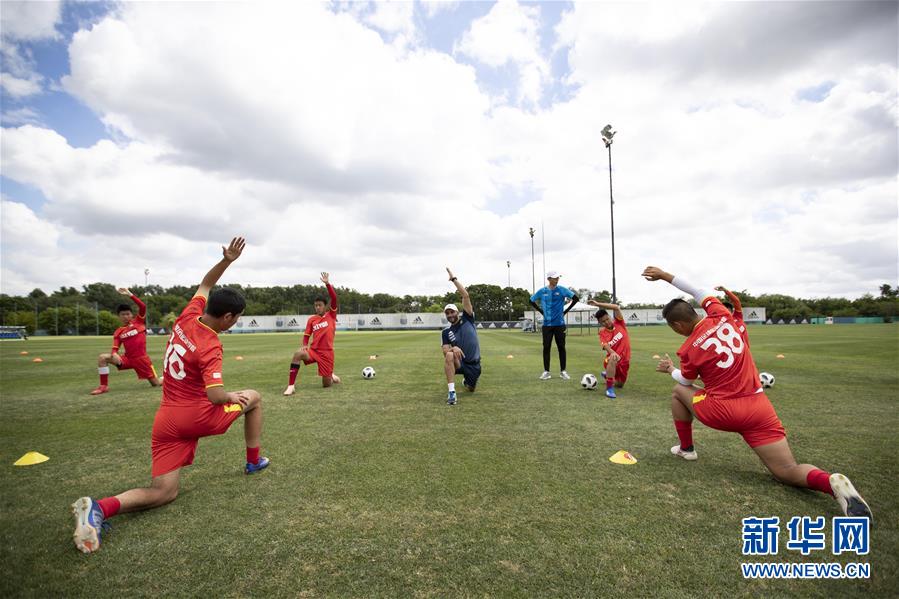 （国际）（10）中国青少年足球运动员进驻阿根廷国足基地接受训练