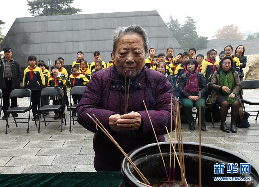 （社会）（2）南京大屠杀死难者遗属家祭活动举行