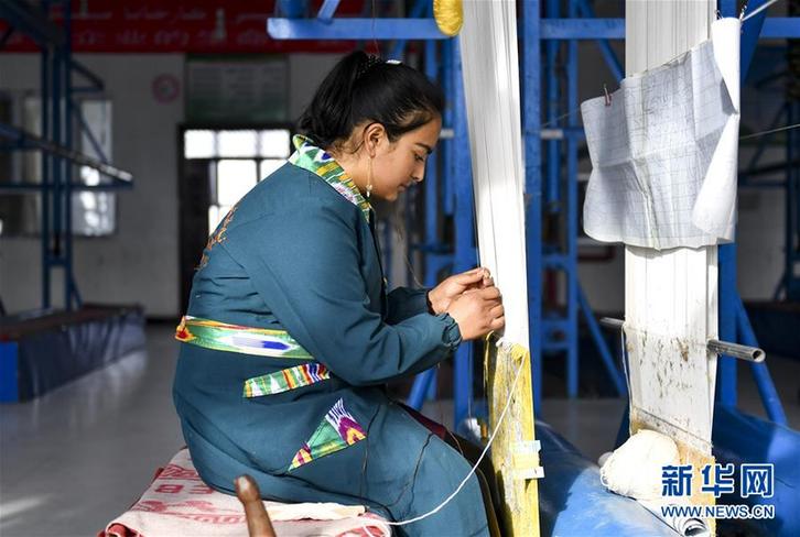 （图文互动）（1）南疆“织女”：老手艺带来新收益