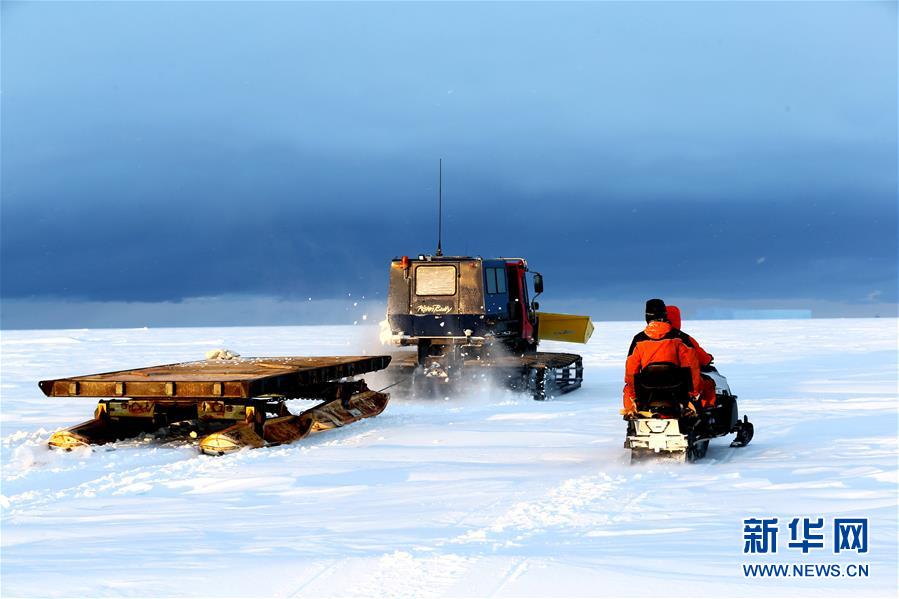 （“雪龙”探南极·图文互动）（6）特写：亲历南极“海陆空”全天候卸货攻坚战