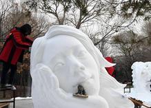 （社会）（2）大学生雪雕赛尽展“冬之韵”