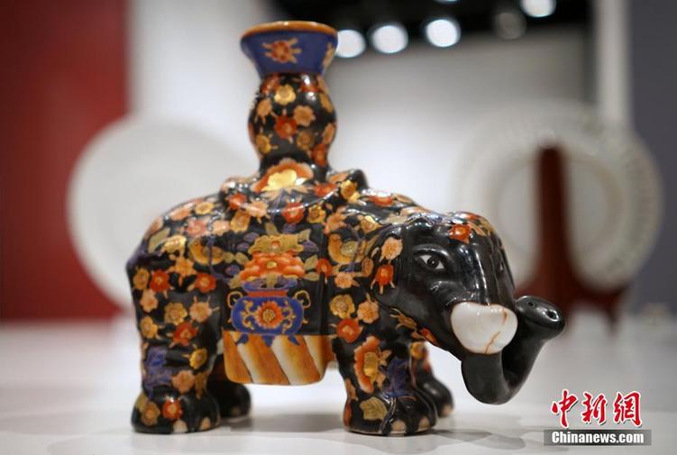 中西合璧流金溢彩 香港展出本地彩瓷精品 
